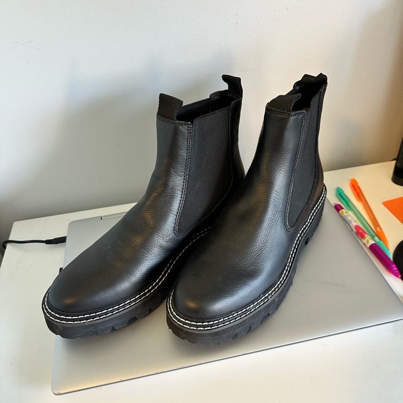 NWT Chelsea style ankle boots ! Brand new only worn in the house for 5 minutes - Picture 2 of 5